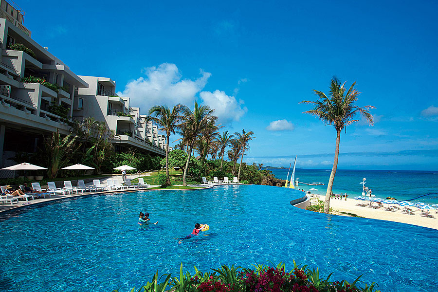 屋外プールが楽しめる西海岸にある【ホテルムーンビーチ】 沖縄旅行の楽たび公式サイト